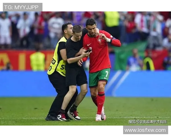 球迷疯狂冲入赛场竟然抢走C罗球衣引发热议