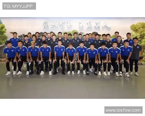 重庆足球队的奋斗与荣耀：一段不平凡的突破历程纪实